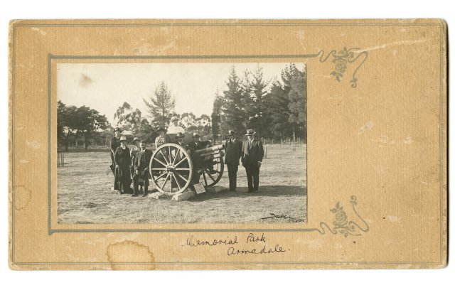 Members of the Armadale Memorial Park Committee posing with the new war trophy in Memorial Park, 1921.